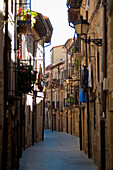 Schmale Straße im mittelalterlichen Dorf Laguardia, Baskenland, Spanien