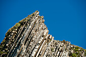 Sedimentgestein, bekannt als Flysch, am Itzurun Strand, Zumaia, Baskenland, Spanien