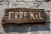 Traditionelles Barschild aus Holz, Azkoitia, Baskenland, Spanien