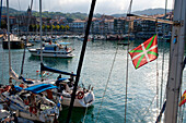 Zufällige Menschen in Wasserfahrzeugen im Hafen von Lekeitio, Baskenland, Spanien