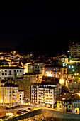 Blick auf den Hafen von Mutriku bei Nacht, Mutriku, Baskenland, Spanien