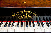 Nahaufnahme des Klaviers im Saal der Lacock-Abtei in Lacock, Wiltshire, Großbritannien