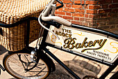 Nahaufnahme eines Fahrrads von der Lacock Bakery in Lacock, Wiltshire, Großbritannien