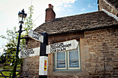 Altes Haus und Wegweiser in Lacock, Wiltshire, Großbritannien