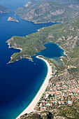 Blick auf Oludeniz, das als Mekka für Gleitschirmflieger gilt, an der Türkisküste, Südtürkei