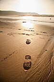 Stiefelabdrücke im Sand bei Putsborough Sands, Nord-Devon, Großbritannien