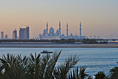 Ansicht der Sheikh Zayed Bin Sultan Al Nahyan Moschee und Bauarbeiten in Abu Dhabi