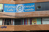 Blick auf ein Internetcafé auf der Straße in Sulaymaniyah, Irakisch-Kurdistan, Irak