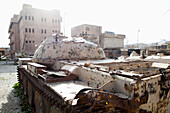 Panzer vor dem Amna Suraka (Rote Sicherheit) Museum, Irakisch-Kurdistan, Irak