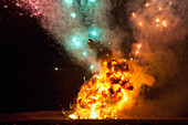 Finale, große Explosion der Guy Fawkes-Figur in der Nacht des Freudenfeuers, Lewes, East Sussex, Großbritannien