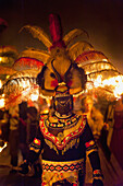 Mann als Zulu-Krieger gekleidet im März bei der East Hoathly Bonfire Night, East Sussex, Großbritannien