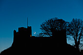 Mondsichel hinter der Silhouette von Lewes Castle, Lewes, East Sussex, Großbritannien