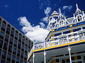 Hell gestrichenes Kolonialgebäude und modernes Bürogebäude, Long Street, Kapstadt, Südafrika.