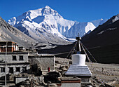 Ronbuk Kloster mit Mt. Everest dahinter, Tibet.