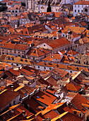 Blick über die Dächer von den Stadtmauern von Dubrovnik, Kroatien.