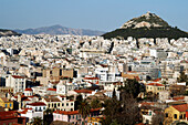 Griechenland: Athen vom Hügel Arios Pagos, mit dem Licabettus-Hügel in der Ferne.