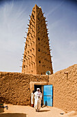 Niger, Sahara-Wüste, Region Agadez, wurde ursprünglich 1515 erbaut und 1844 restauriert. Die Moschee beherbergt ein renommiertes Zentrum für islamische Studien und ihr 30 Meter hohes Minarett ist das höchste aus Lehm gemauerte Minarett Afrikas; Agadez, aus Lehm, Große Moschee von Agadez