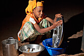 Niger, Sahara-Wüste, Region Agadez, Tuareg-Mädchen beim Spülen; Agadez