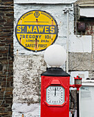 Vereinigtes Königreich, England, Cornwall, Alte Zapfsäule und AA-Schild; St Mawes