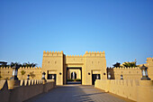 Vereinigte Arabische Emirate, Abu Dahbi, Liwa-Wüste, Qasr al Sarab Hotel Eingangsbrücke