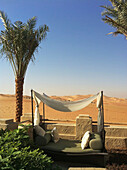 Vereinigte Arabische Emirate, Abu Dahbi, Qasr al Sarab, Sitzgelegenheiten am Pool und Dünen