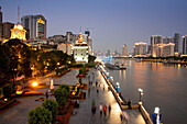 China, Guangdong, Fluss und Promenade in der Abenddämmerung; Guangzhou