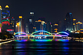 China, Guangdong, Uferpromenade in der Abenddämmerung; Guangzhou