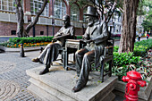 China, Guangdong, Shamian Insel; Guangzhou, Statuen auf Bank