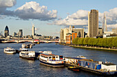 Vereinigtes Königreich, The Shard-Gebäude im Hintergrund; London, Blick auf Boote auf der Themse