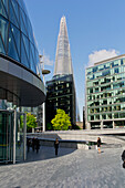 Vereinigtes Königreich, More London; London, Blick auf Shard-Gebäude mit City Hall im Vordergrund