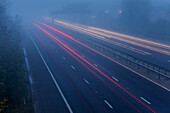 Blick auf eine Autobahn an einem nebligen Morgen; Vereinigtes Königreich