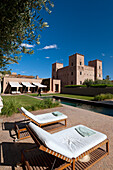 Marokko, Schwimmbad und Hauptkasbah des Dar Ahlam Hotels; Skoura