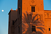 Marokko, Dattelpalmenschatten an der Wand der Hauptkasbah des Dar Ahlam Hotels in der Abenddämmerung; Skoura