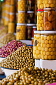 Marokko, Eingemachtes Obst und Gemüse zum Verkauf; Marrakech