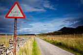 Vereinigtes Königreich, Blick auf Straße und Straßenschild; Schottland