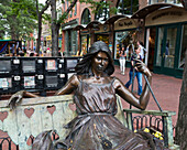 USA, Colorado, Bronzeskulptur in der Pearl Street und Hearts on swing von George Lundeen; Boulder