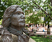 USA, Colorado, Boulder, in der Schriftart von Boulder Courthouse ; Pearl Street, Stammesführer der Arapaho, Bronzeskulptur des Indianerhäuptlings Niwot oder Linke Hand