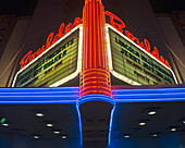 USA, Colorado, Boulder Theatre im Art-Déco-Stil bei Nacht im Stadtzentrum von Boulder; Boulder