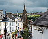 Vereinigtes Königreich, Nordirland, Grafschaft Londonderry, Blick von oben auf die Carlisle Road und die Presbyterianische Kirche; Derry
