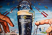 Vereinigtes Königreich, Nordirland, Wandgemälde im Dali-Stil mit einem Pint Guinness; Belfast