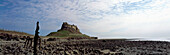 Großbritannien, England, Northumberland, Northumbrian Coast, Panoramablick auf Lindisfarne Castle bei Ebbe; Holy Island
