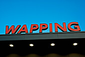 Wapping Schild an der erneuerten East London Line Station, East London, London, UK