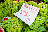 Weintrauben auf einem Straßenmarkt in Alcudia, Mallorca, Balearische Inseln, Spanien