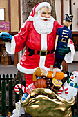 Weihnachtsmann mit Spielzeug, Winter Wonderland, London, Großbritannien