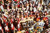 Weihnachtsschmuck zum Verkauf auf einem Weihnachtsmarkt im Hyde Park, Winter Wonderland, London, Großbritannien