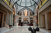 Das Innere des Gresham Palace, jetzt ein Four Seasons Hotel, berühmt für seine Jugendstilarchitektur, Budapest, Ungarn