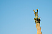 Statue des Erzengels Gabriel, der die heilige Krone von St. Stephan hält, Heldenplatz, Budapest, Ungarn