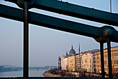 Blick auf das ungarische Parlament von der Kettenbrücke aus, Budapest, Ungarn