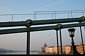 Ansichten des ungarischen Parlaments von der Kettenbrücke aus, Budapest, Ungarn