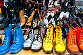 Bunte Dr. Marteens Stiefel auf dem Brick Lane Markt, East London, London, Großbritannien